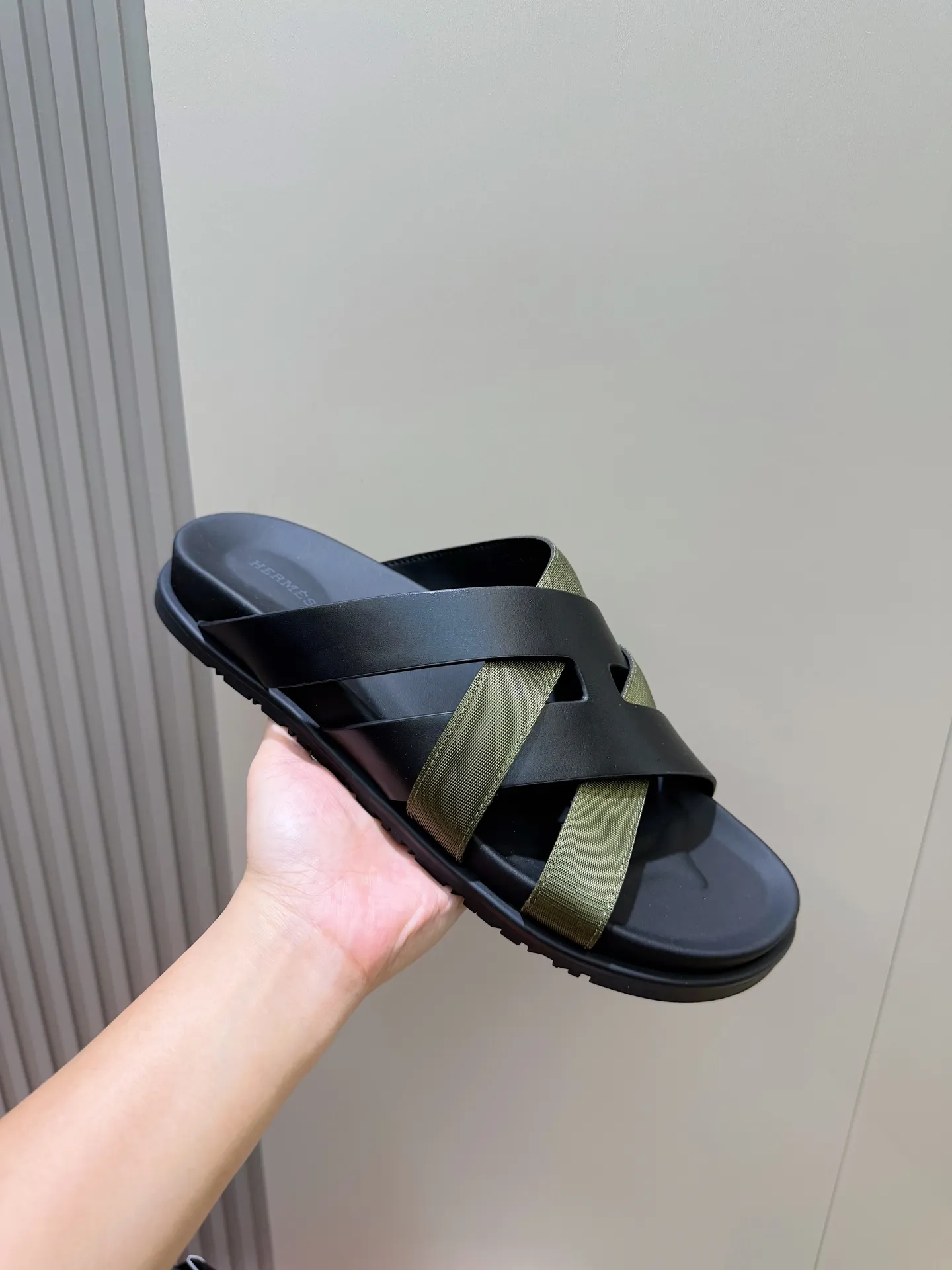 p300💰Men's Shoes Hermes Men's Kazimir Slippers - Top quality woven calfskin functional sandals with an intertwined upper inspired by the "H" iconic pattern to create a casual look, perfect for summer. Imported cowhide + cowhide lining + rubber outsole Size: 39-44 (customized at 38.45.46)